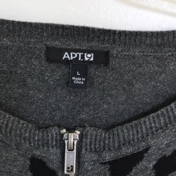 Gently used sweater - Picture 5 of 5